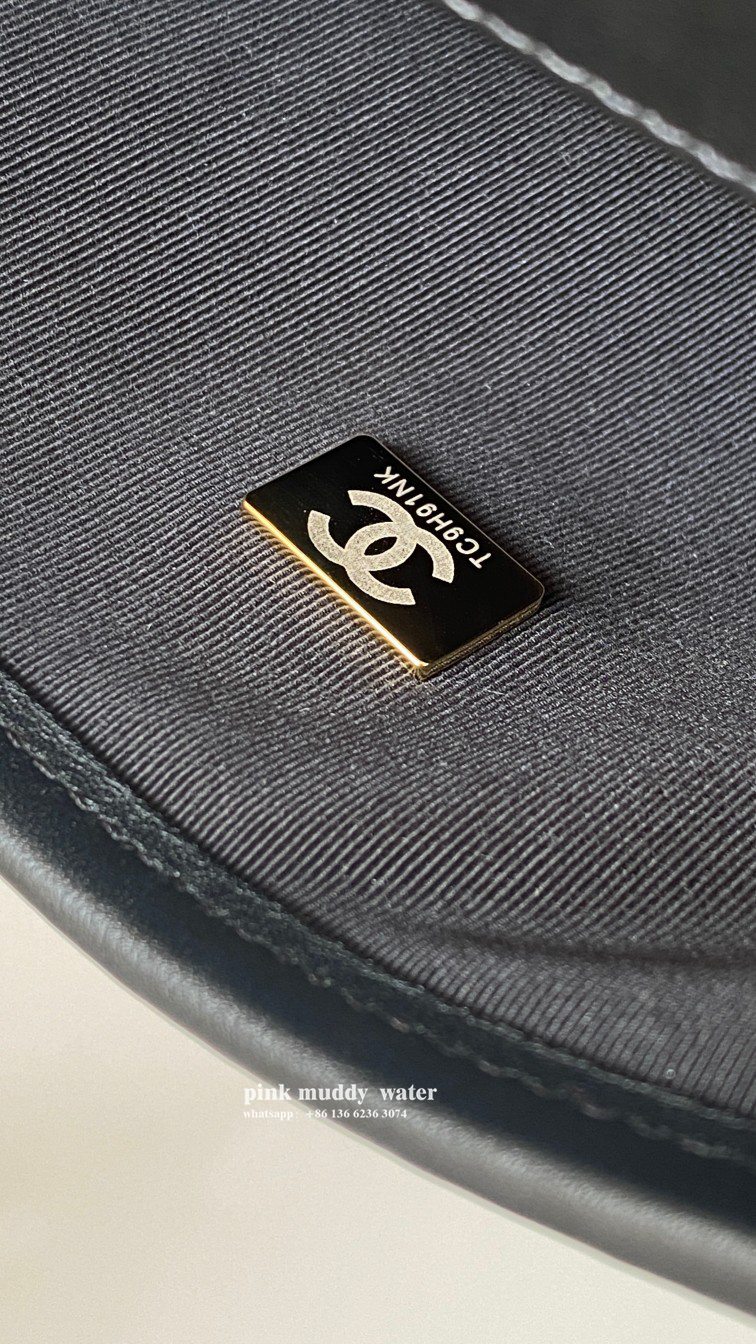 CHANEL 22K Messenger Bag