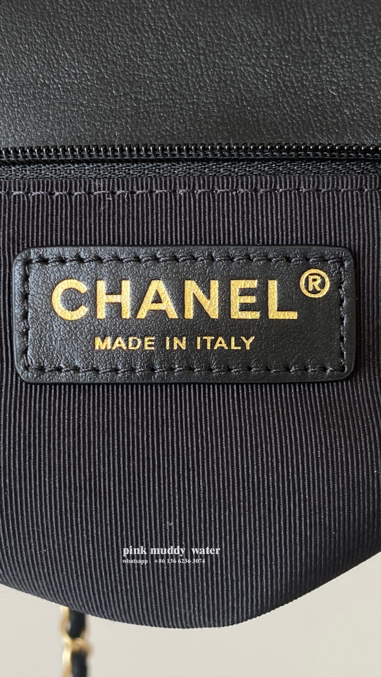 CHANEL 22K Messenger Bag