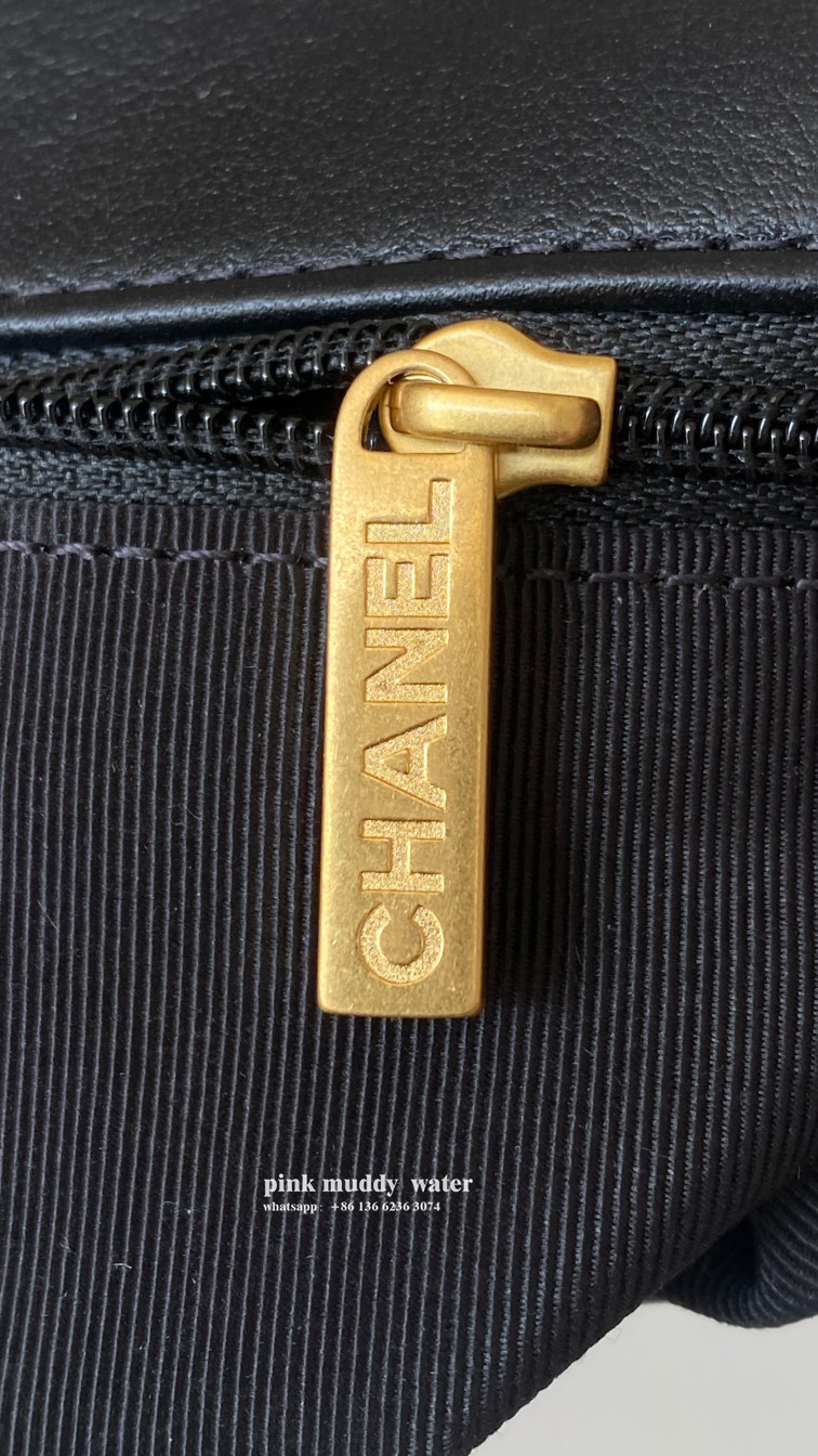 CHANEL 22K Messenger Bag
