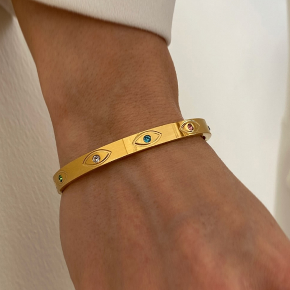 minimalist diamond cuff