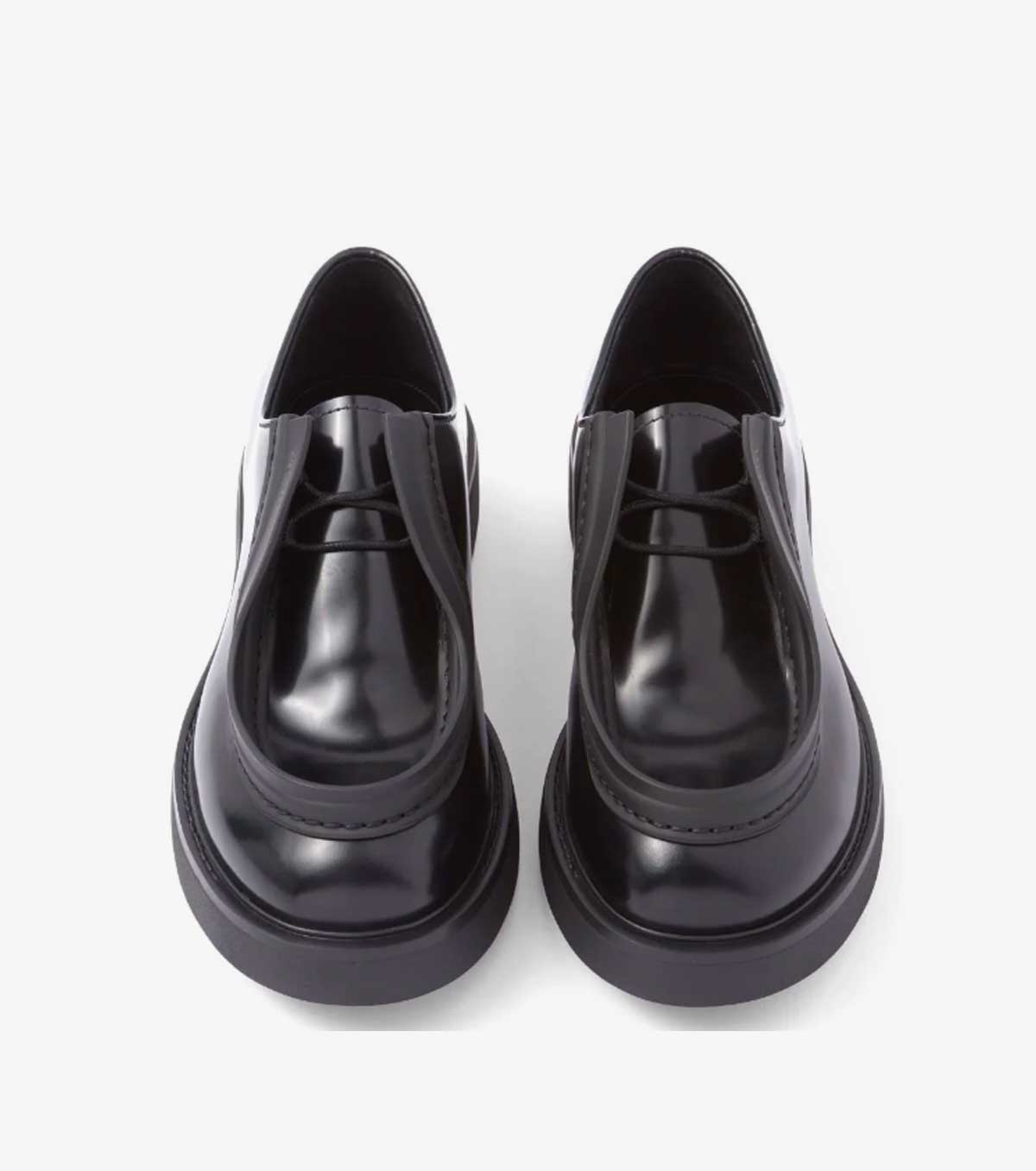 Opaque leather shoes