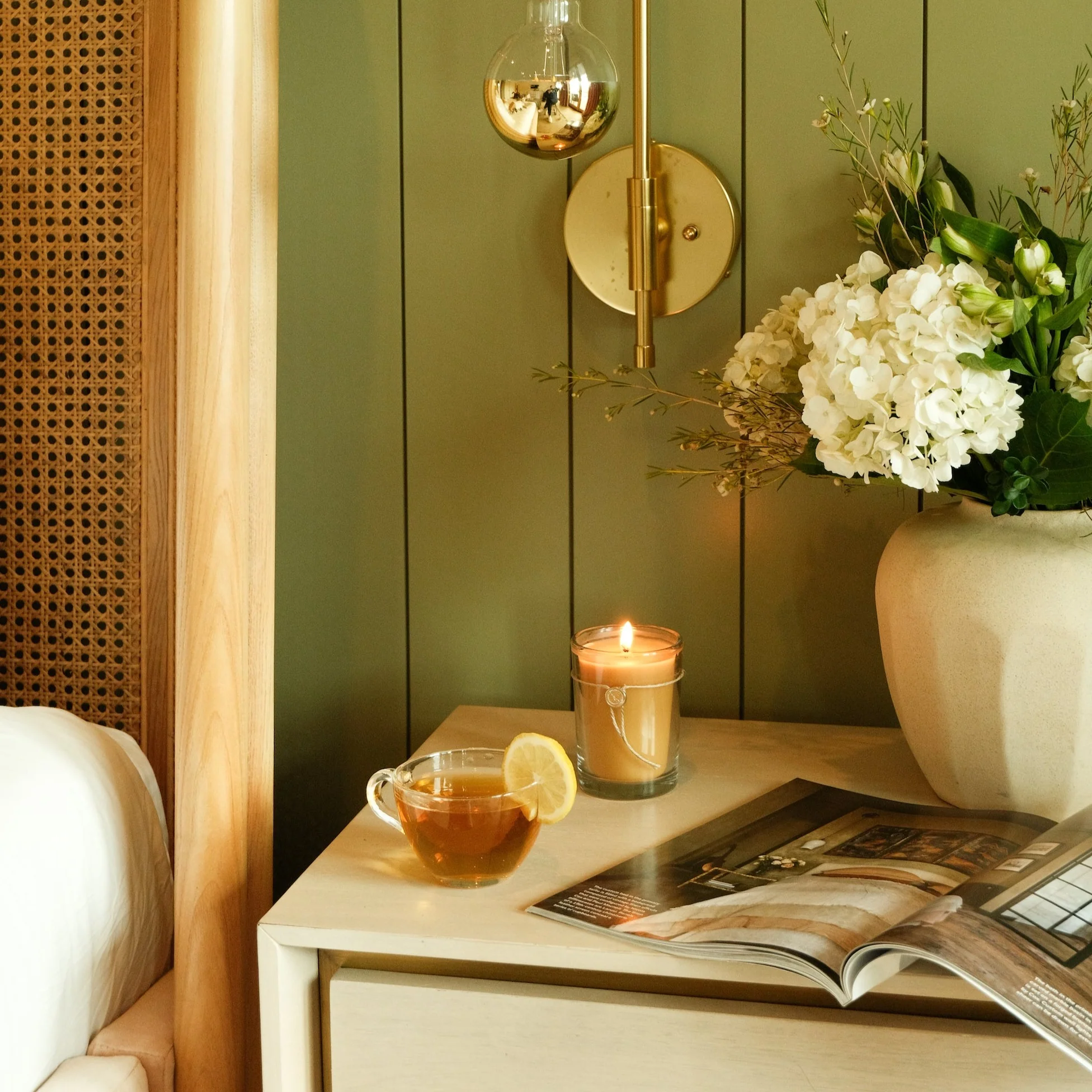 White Tea & Bergamot 6.8 oz Aromatic Candle