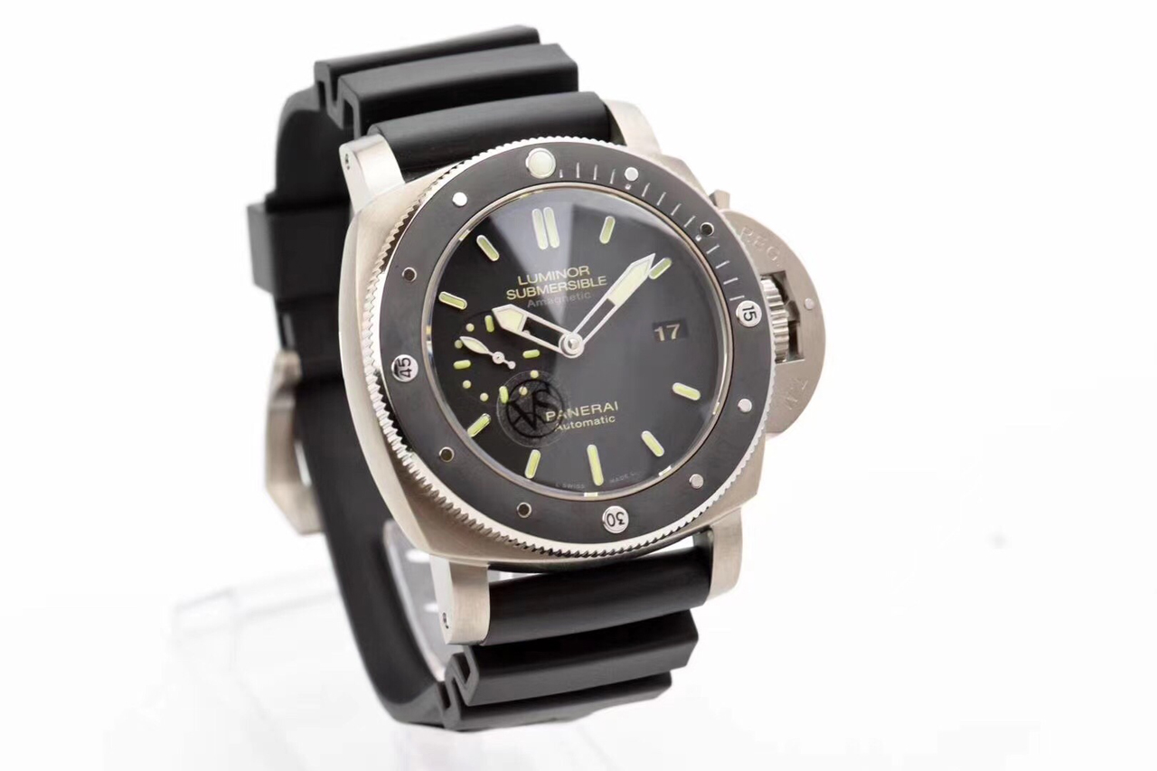 Luminor Submersible 1950 Amagnetic 3 Days Automatic Titanium with Black Dial and Black Rubber Strap (47mm)