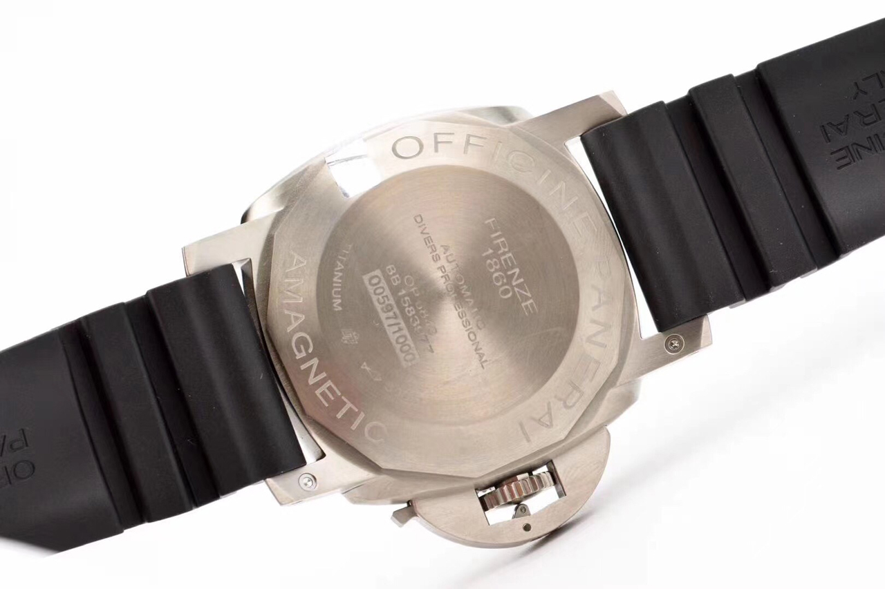 Luminor Submersible 1950 Amagnetic 3 Days Automatic Titanium with Black Dial and Black Rubber Strap (47mm)