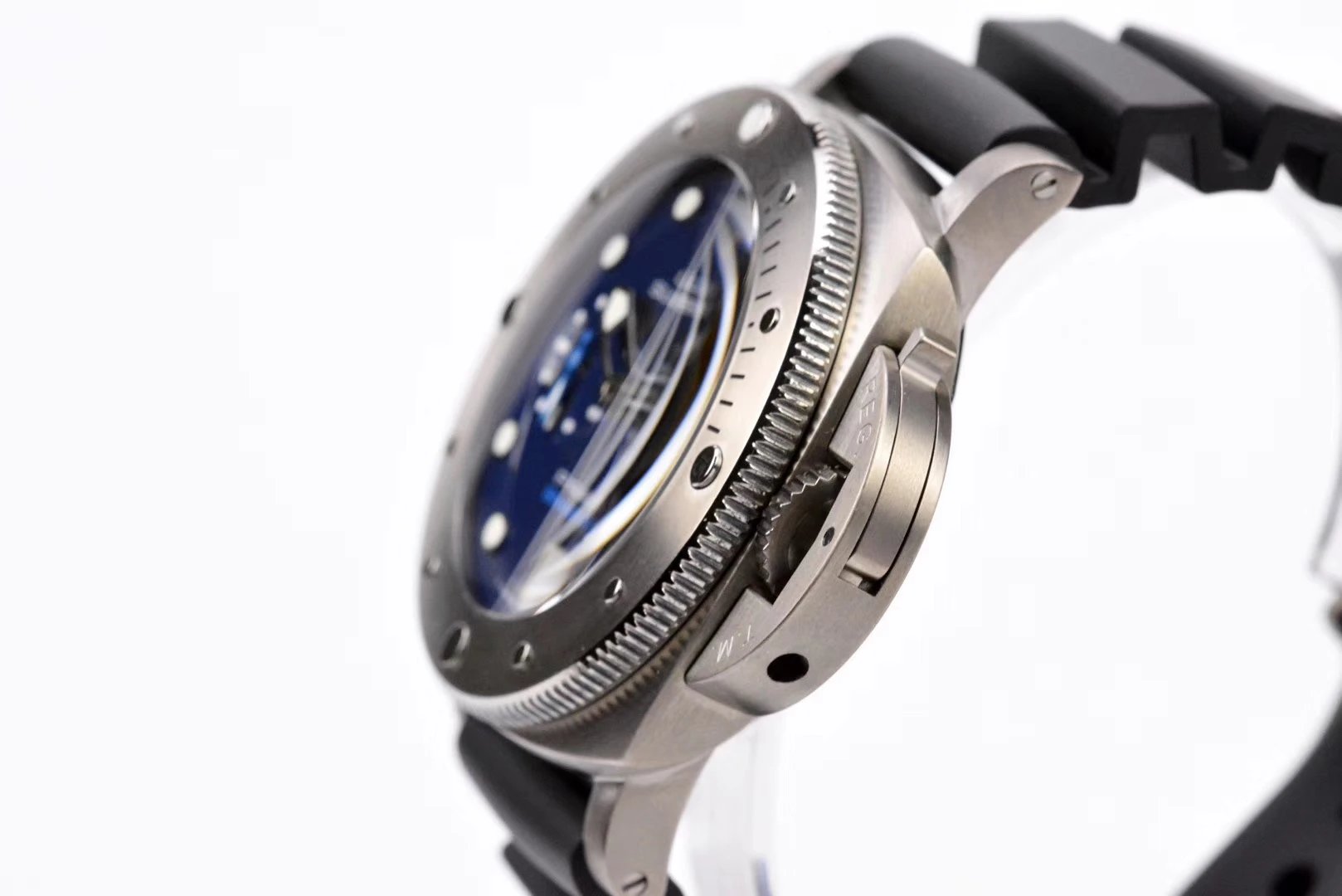 Luminor Submersible 47 3 Days Automatic BMG-Tech, Titanium Case with Blue Sunburst dial and black strap (47mm)