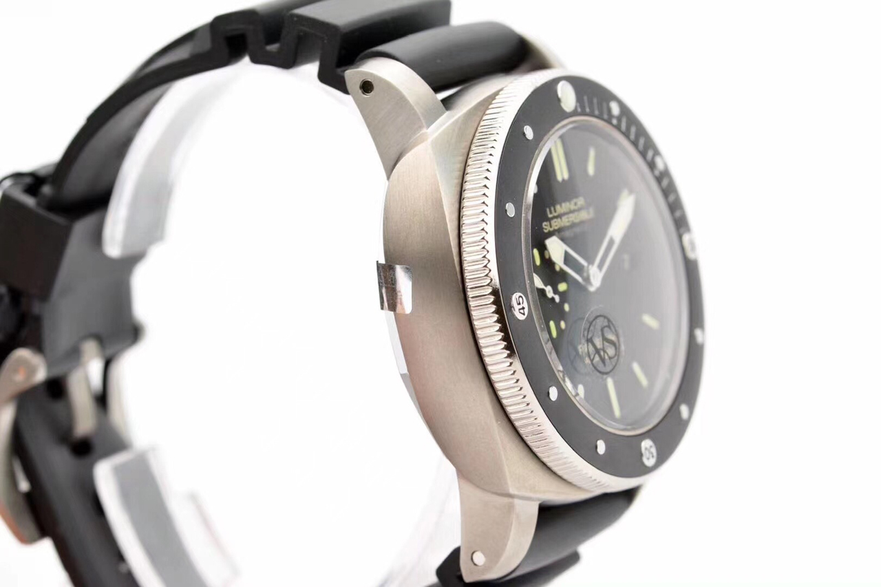 Luminor Submersible 1950 Amagnetic 3 Days Automatic Titanium with Black Dial and Black Rubber Strap (47mm)