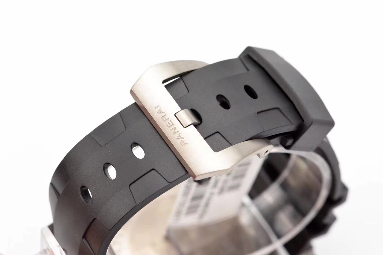 Luminor Submersible 1950 Amagnetic 3 Days Automatic Titanium with Black Dial and Black Rubber Strap (47mm)