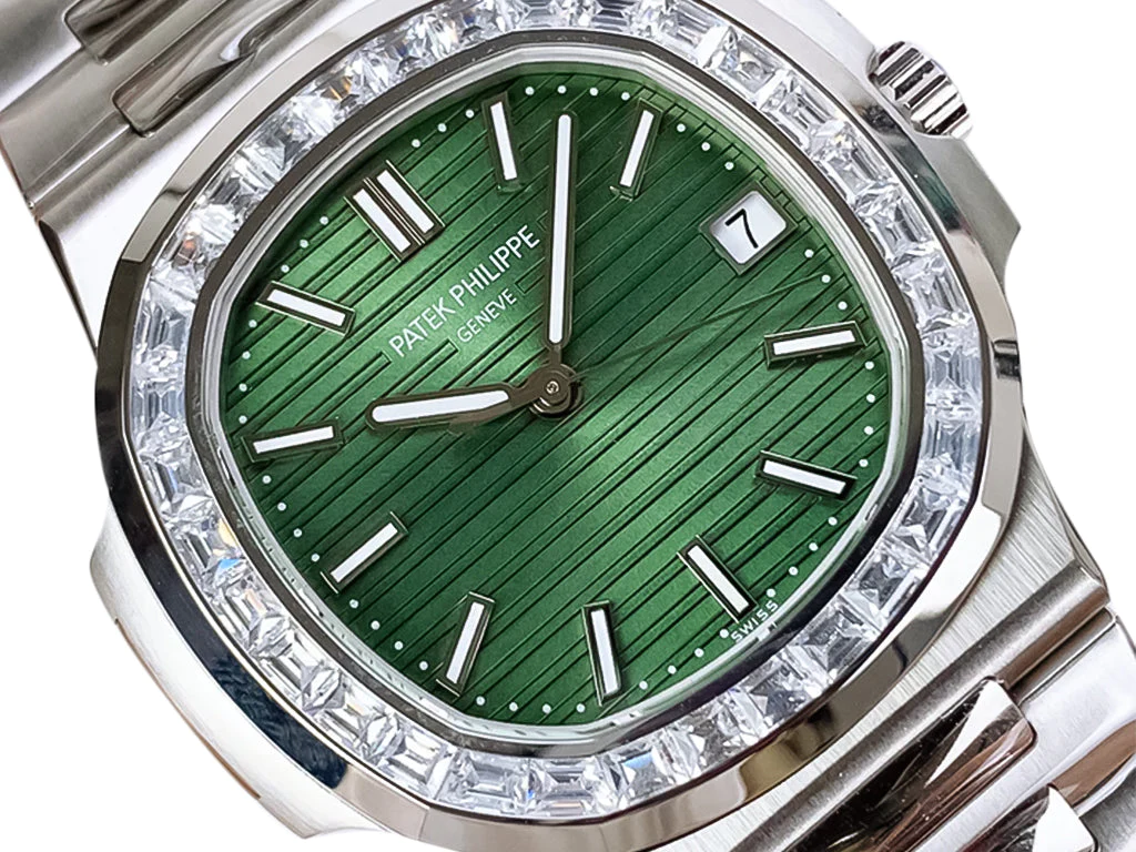 Nautilus Stainless Steel with Green Dial and Diamond Bezel (40mm)