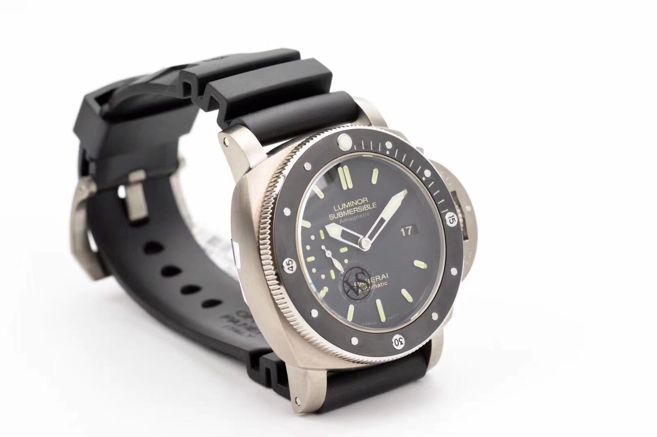 Luminor Submersible 1950 Amagnetic 3 Days Automatic Titanium with Black Dial and Black Rubber Strap (47mm)