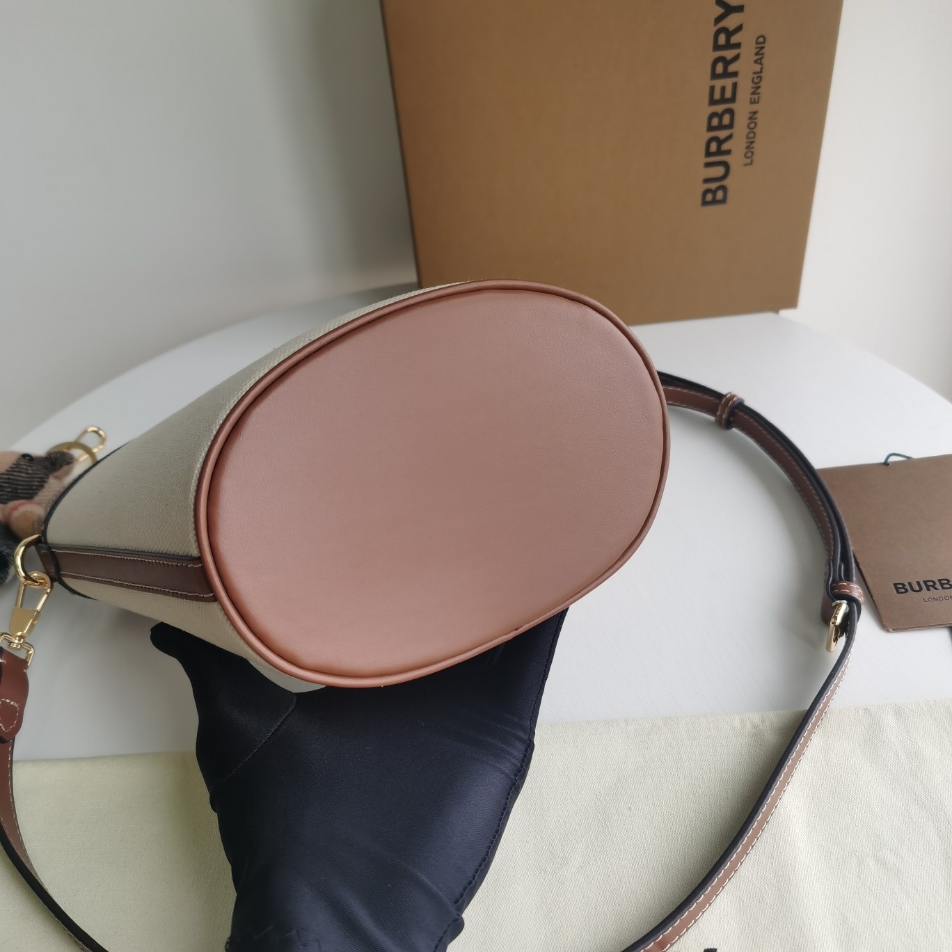 Burberry-bucket pocket