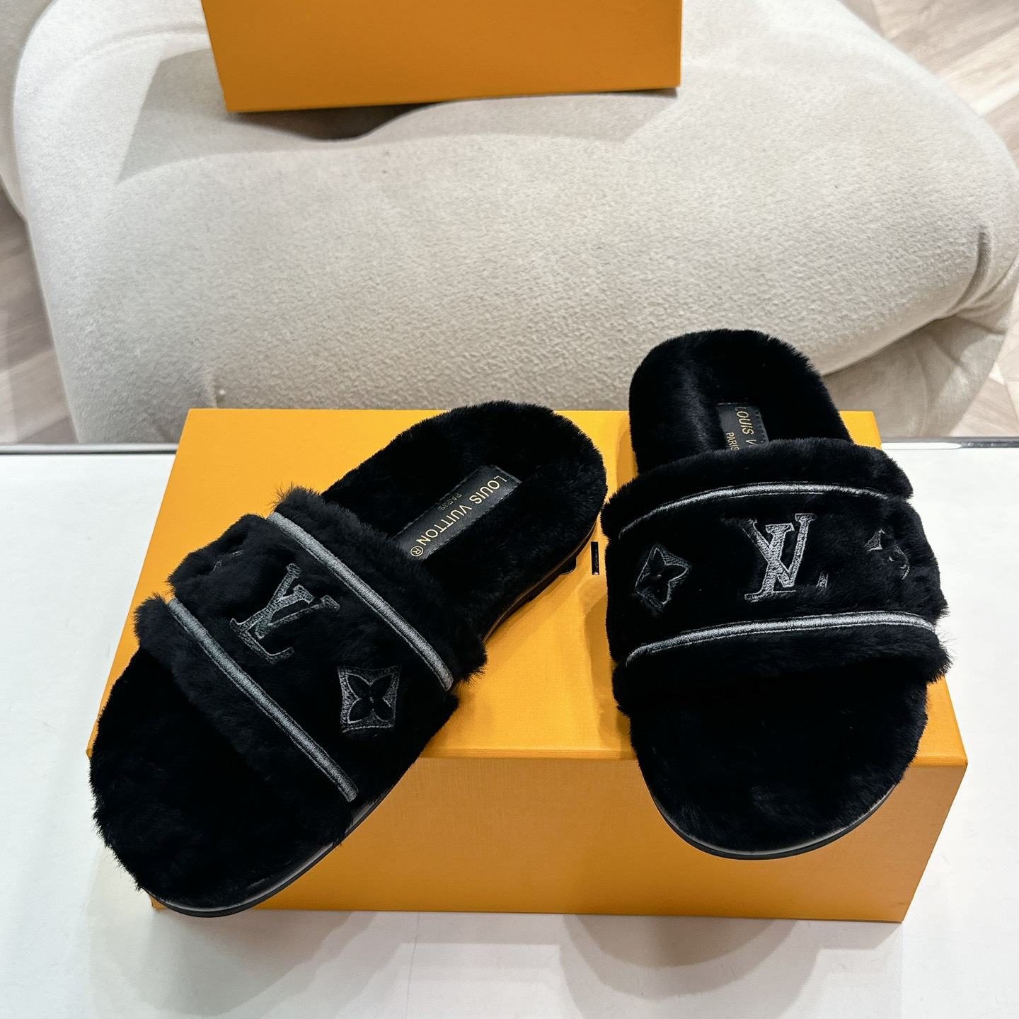 LV - Thick-soled Fur Slippers
