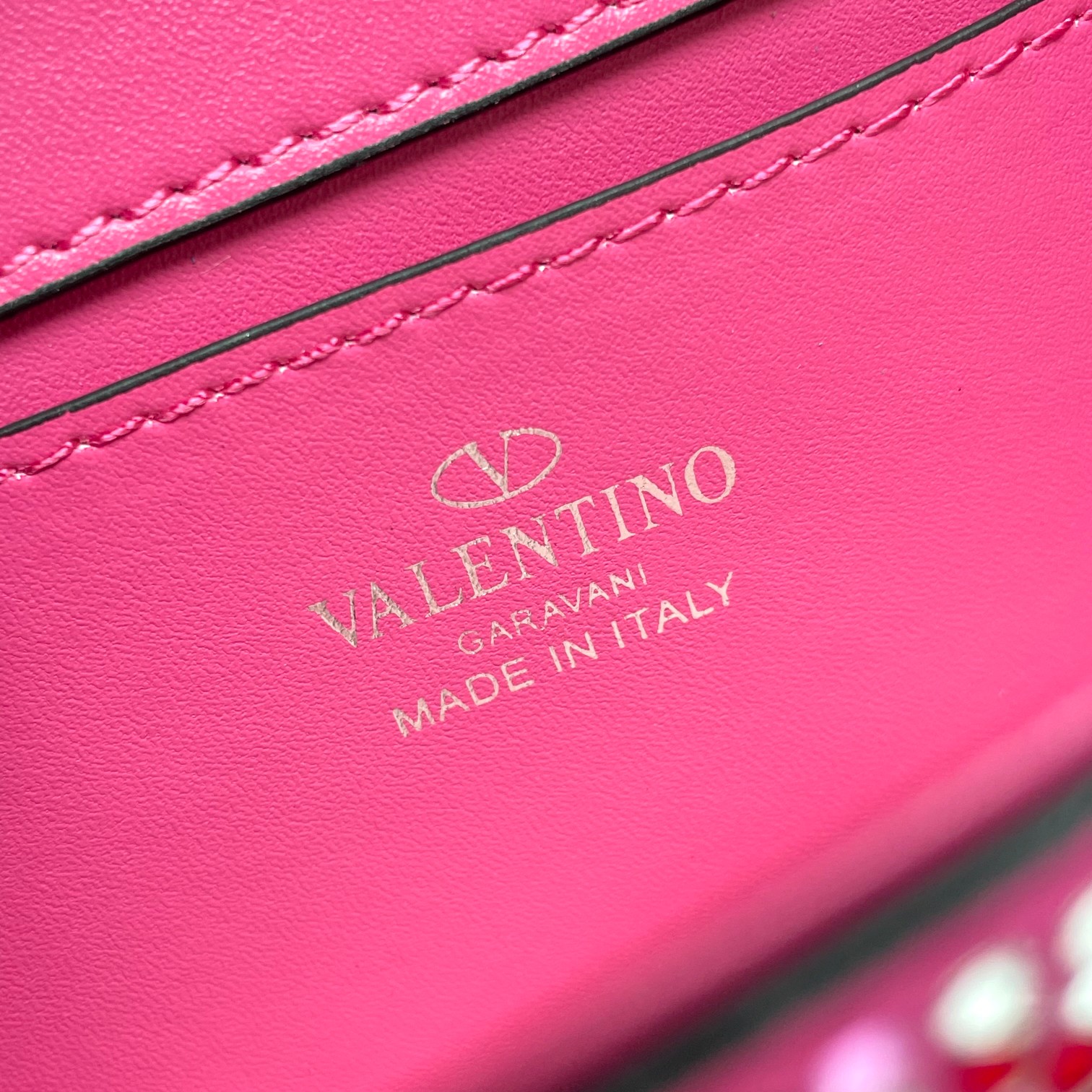Valentino-Mini locò vlogo signature