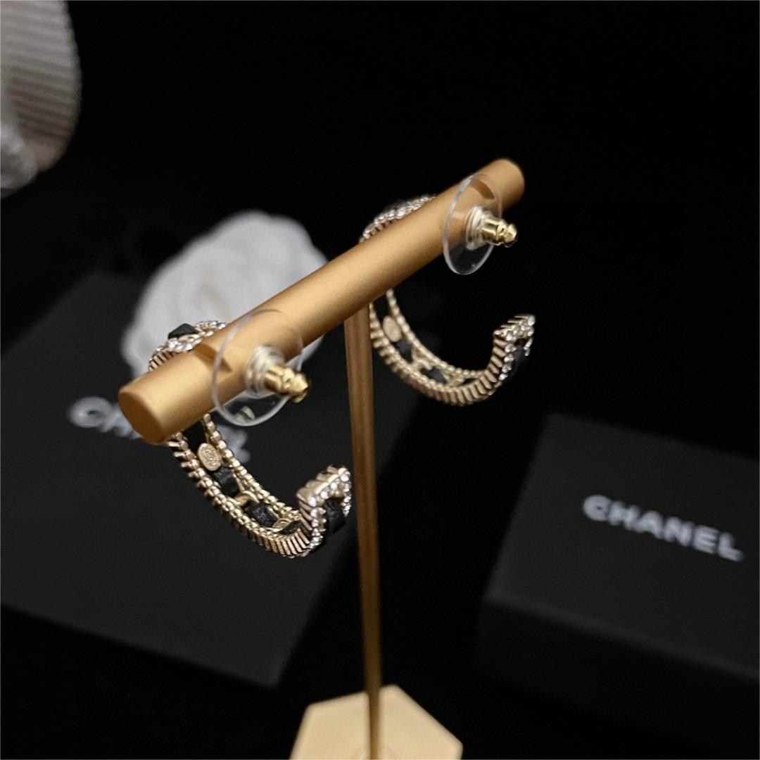 Chanel-Black leather earrings made of brass material