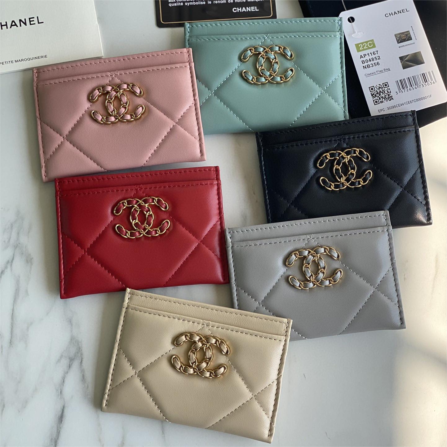 Chanel-19 series card holder with a nostalgic and retro style