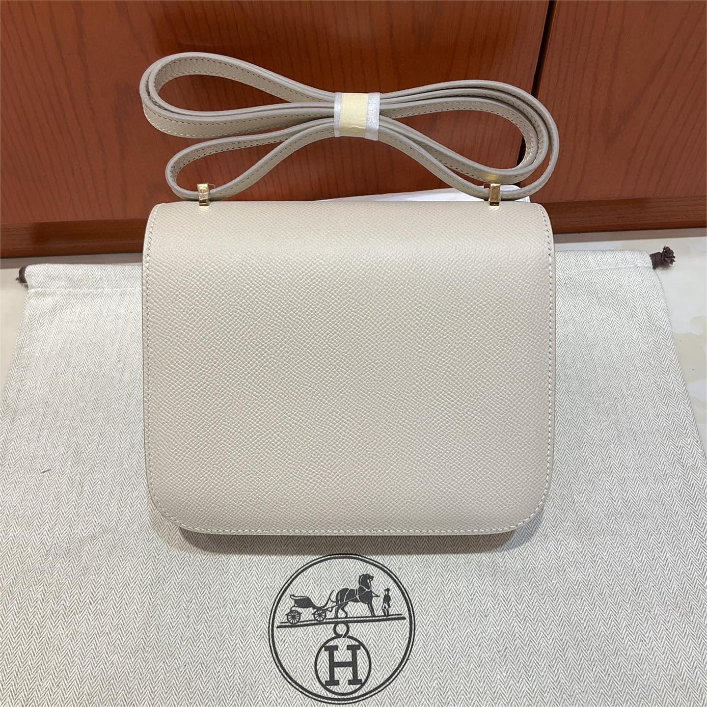 Hermes-Constance 19 milkshake white