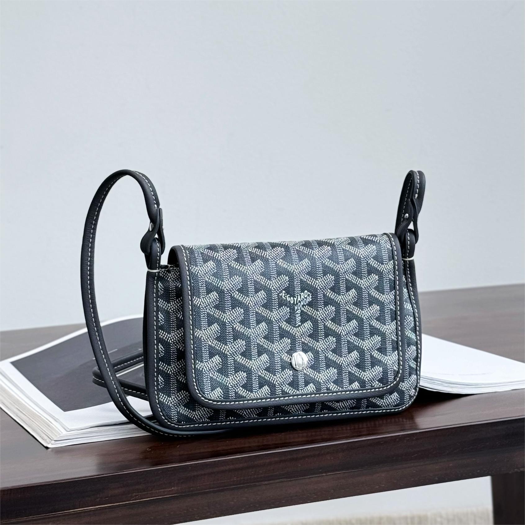 Goyard-Envelope package