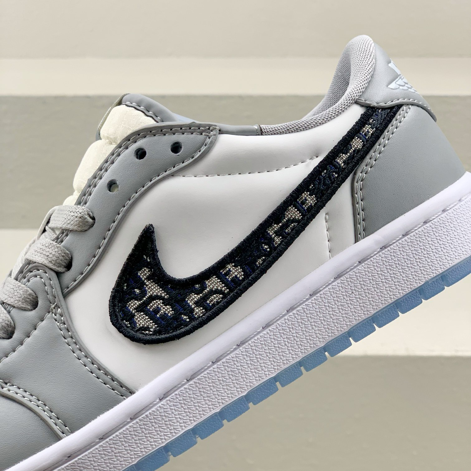 DIOR x Jordan Air Jordan 1 - White and Grey Retro Basketball Shoes