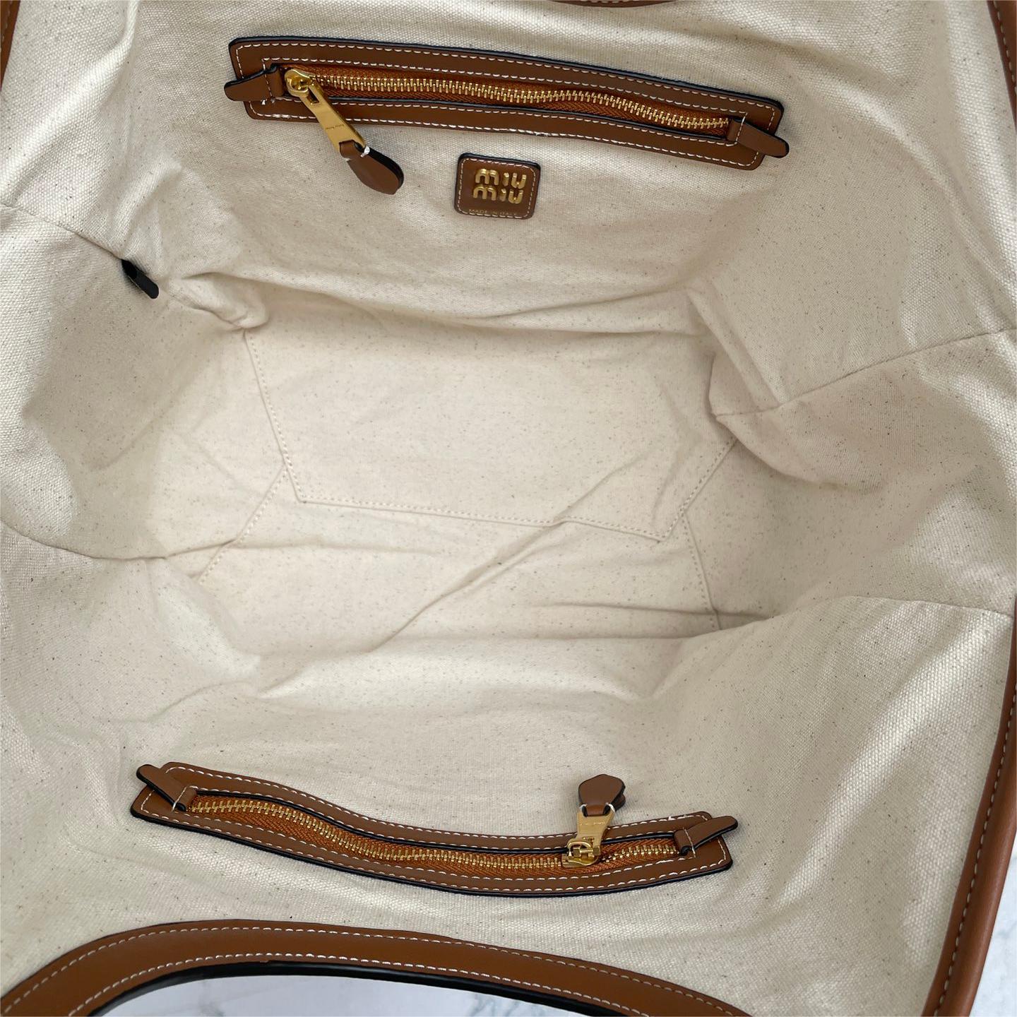 MIU MIU-isetan popup ivy