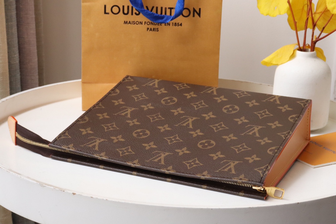 LOUIS VUITTON - LV Toiletry Pouch 26 Leather Clutch