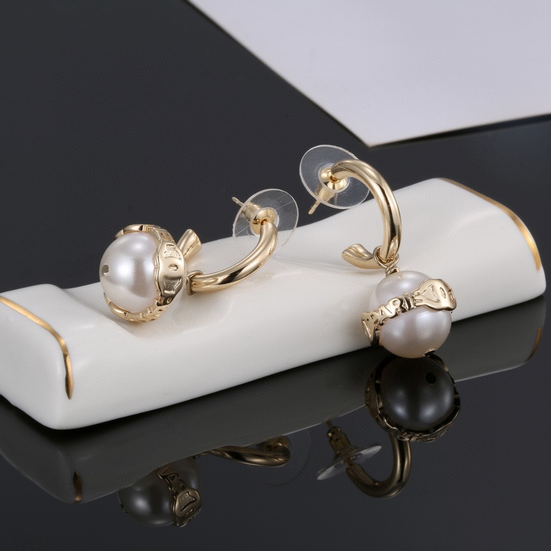 Chanel-Golden letter double C pearl earrings