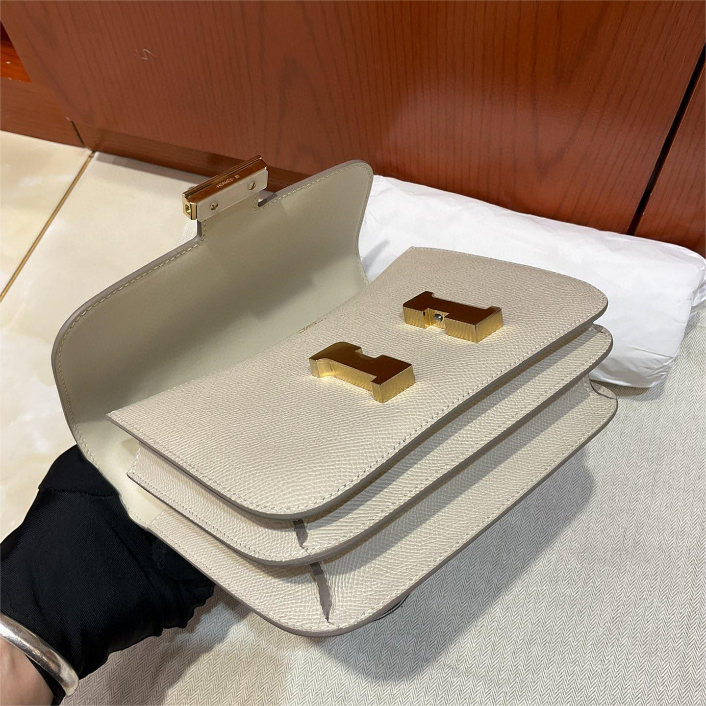 Hermes-Constance 19 milkshake white