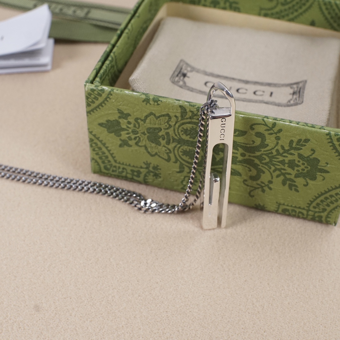 GUCCI-Rectangular G-shaped necklace with hollowed out bar shape