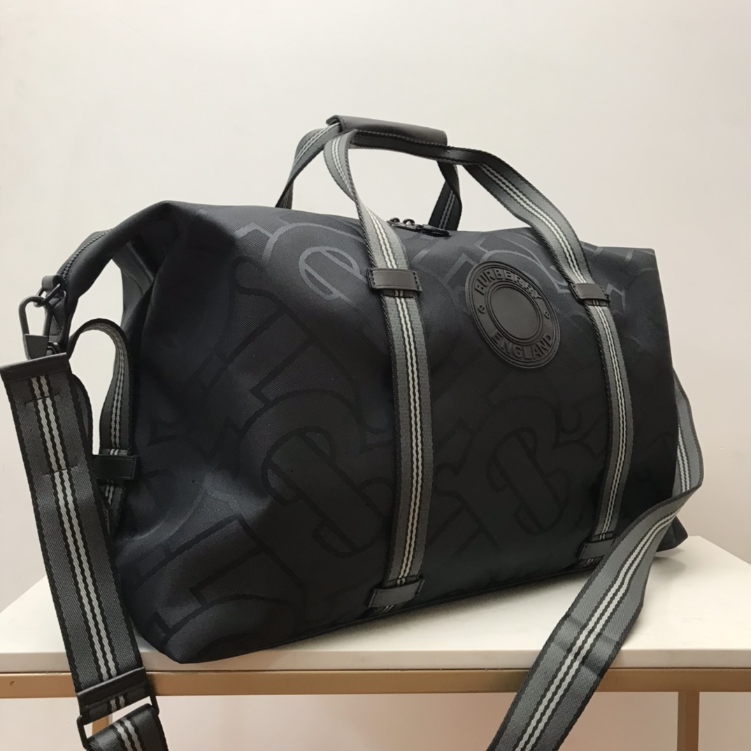 Burberry-Travel bag made of nylon waterproof material