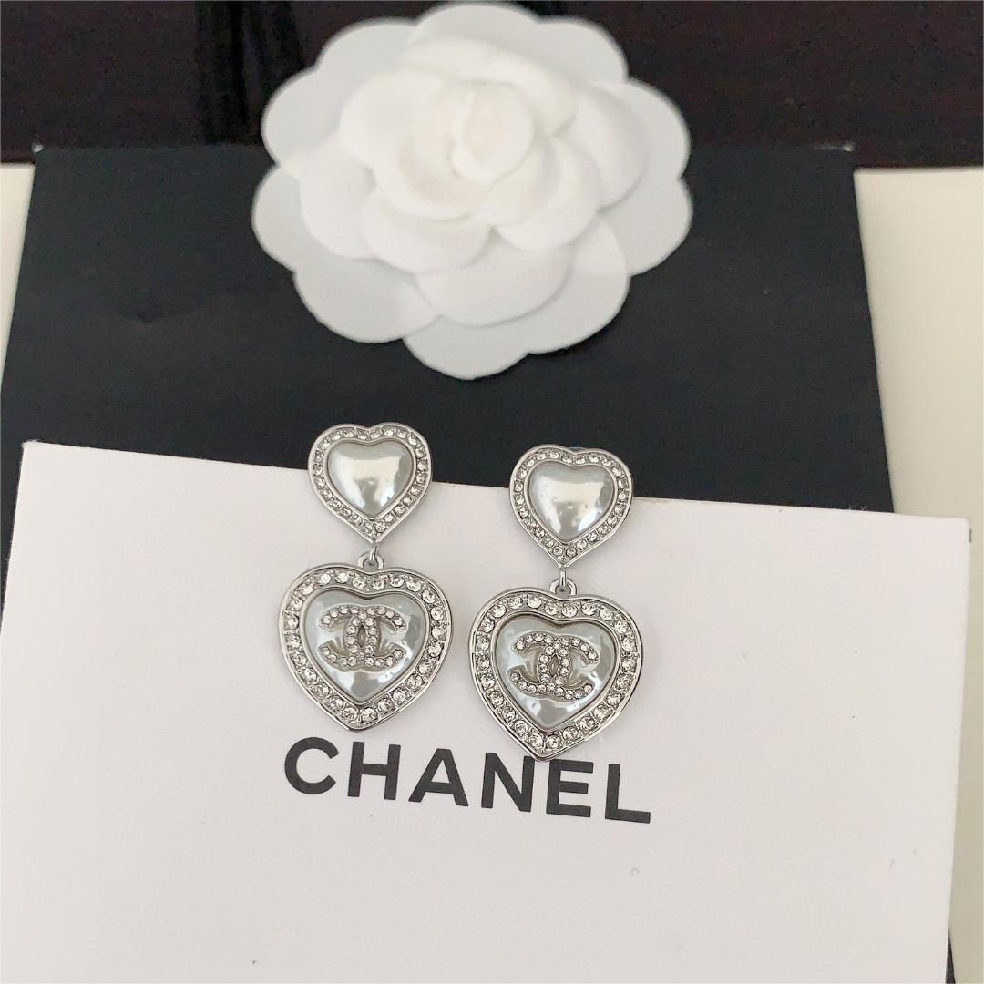 Chanel-White gold heart-shaped pearl earrings