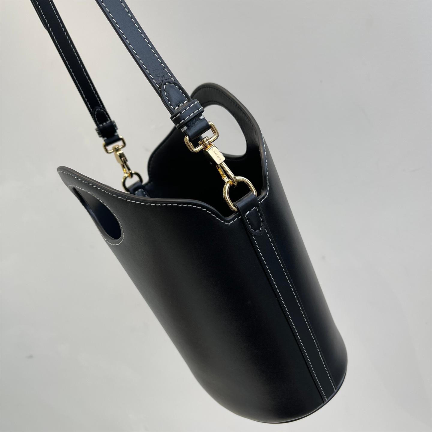 Burberry-Full leather pocket hand-held bucket bag