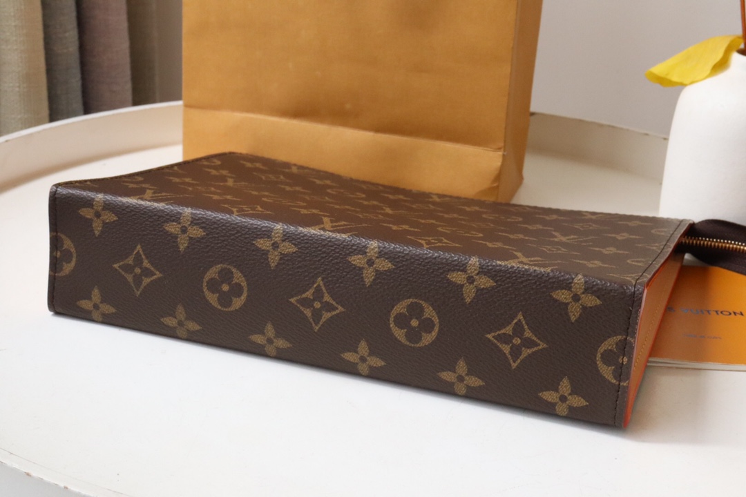 LOUIS VUITTON - LV Toiletry Pouch 26 Leather Clutch