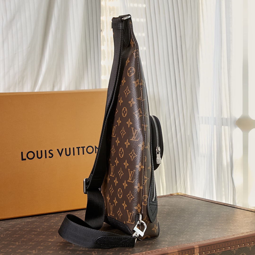 LV-Monogram canvas and Ta ï ga cowhide leather