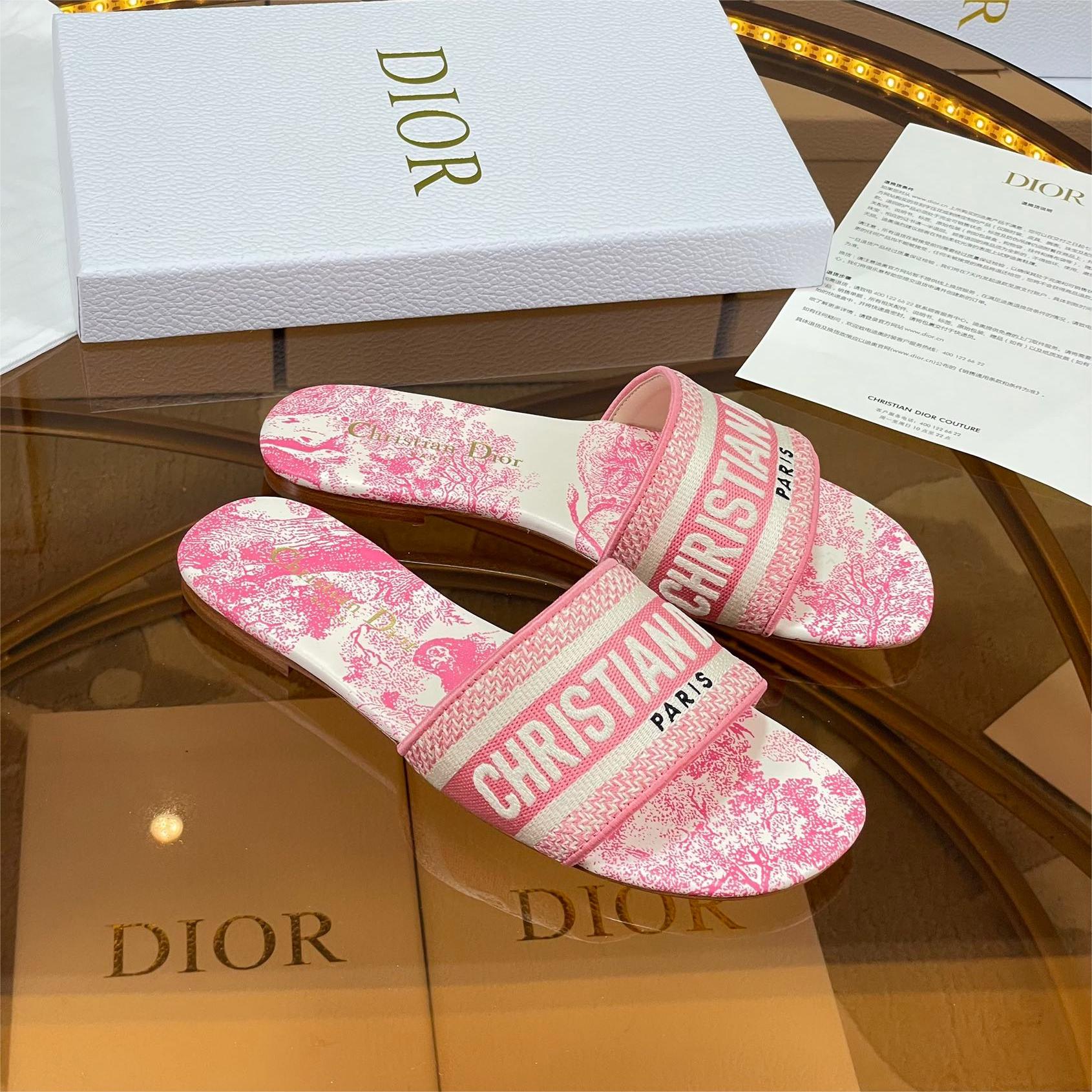 Dior-One line embroidery flat bottom