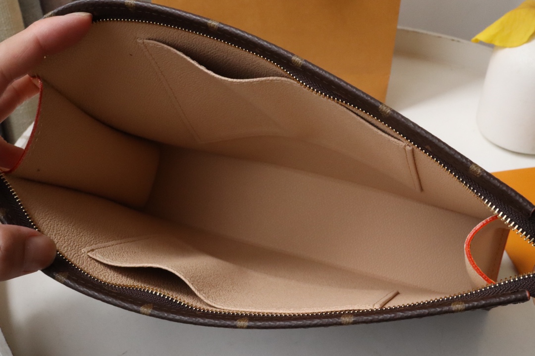 LOUIS VUITTON - LV Toiletry Pouch 26 Leather Clutch