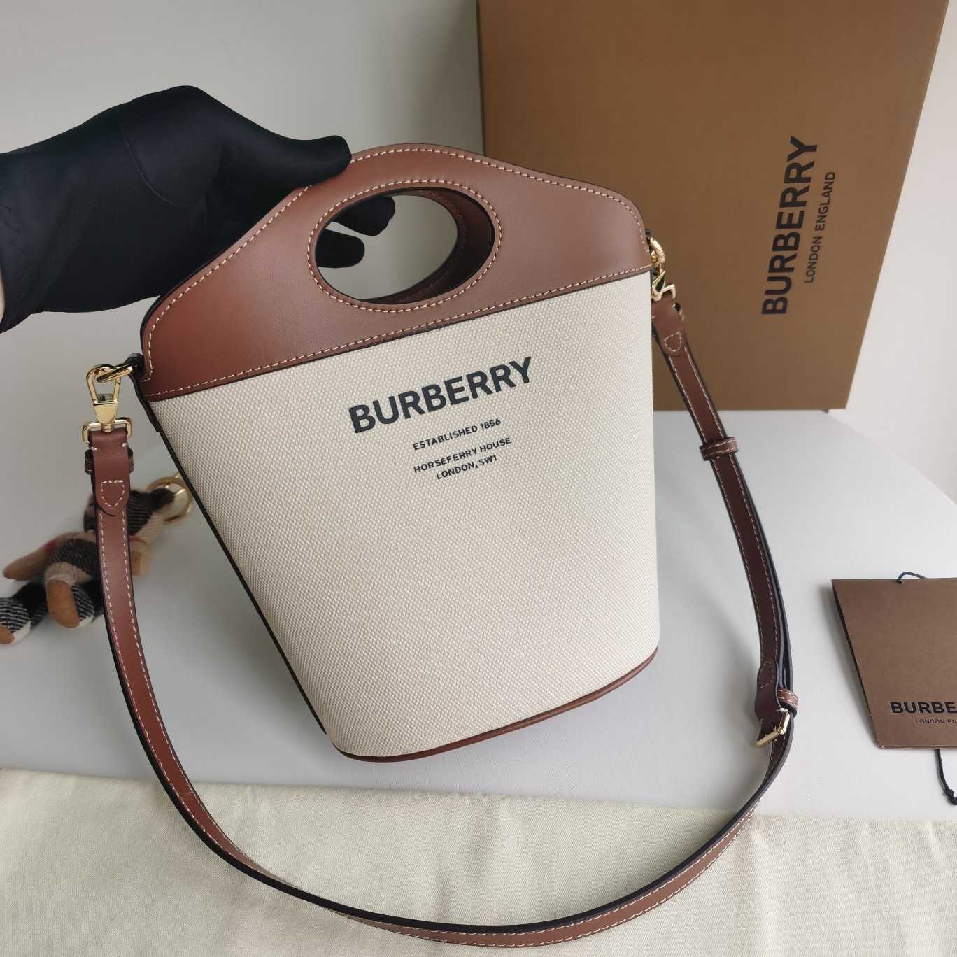 Burberry-bucket pocket