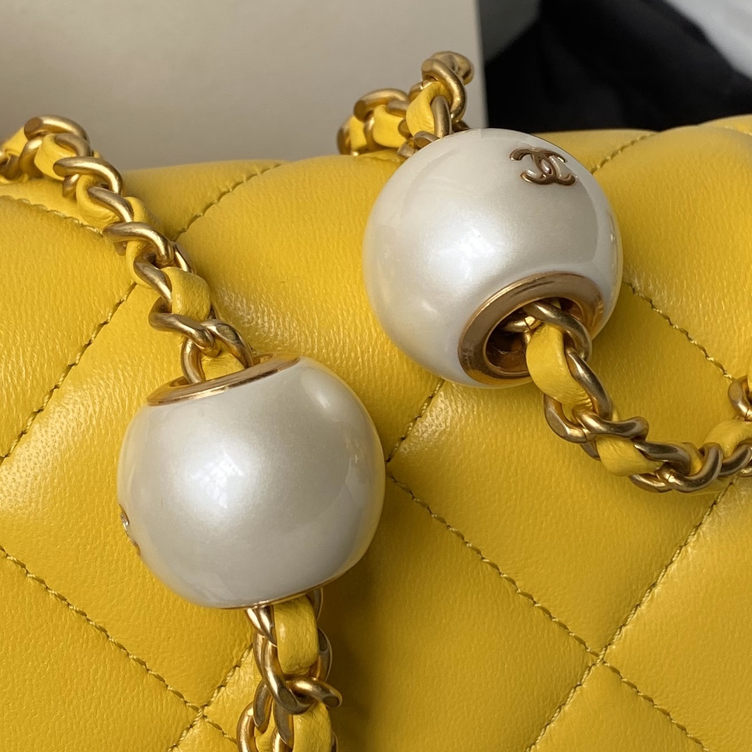 Chanel-Small cap bag with pearl like lambskin metal yellow