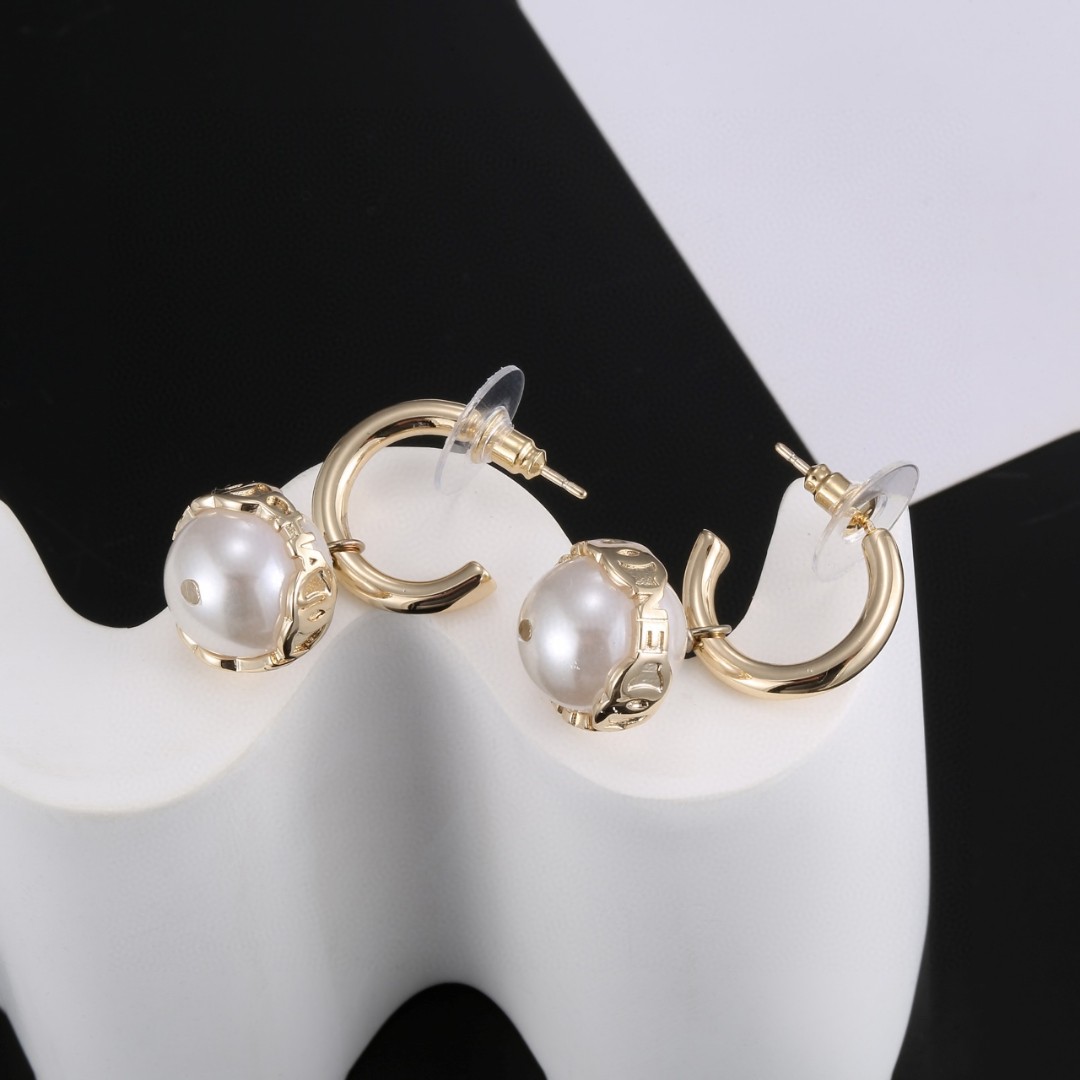 Chanel-Golden letter double C pearl earrings