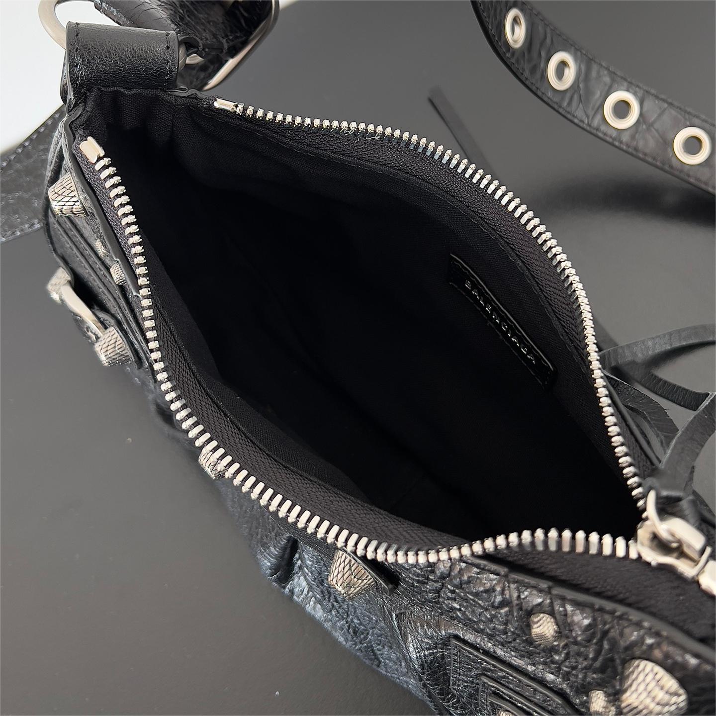 Balenciaga-Le Cagole locomotive rivet element