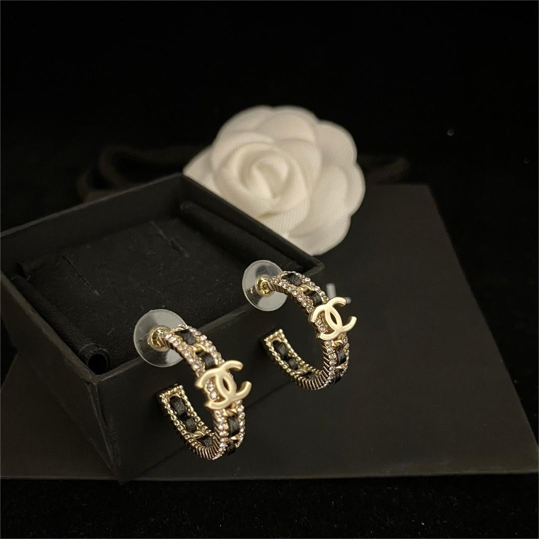Chanel-Black leather earrings made of brass material
