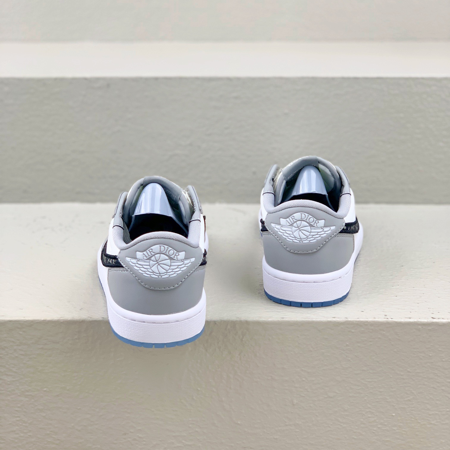 DIOR x Jordan Air Jordan 1 - White and Grey Retro Basketball Shoes