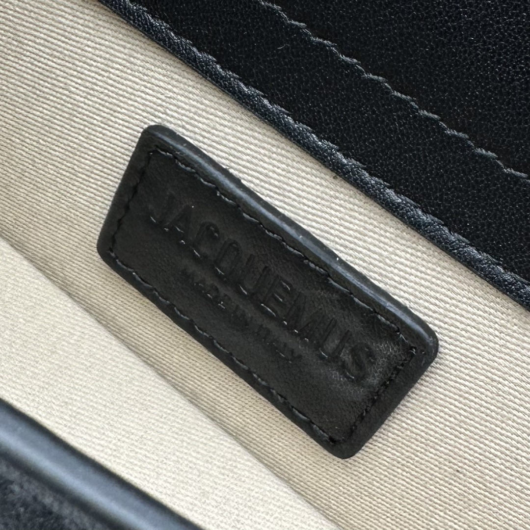 Jacquemus-Bamnino's new black crossbody bag