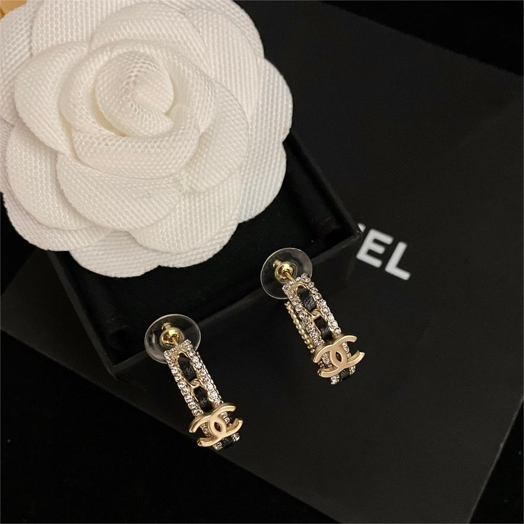 Chanel-Black leather earrings made of brass material