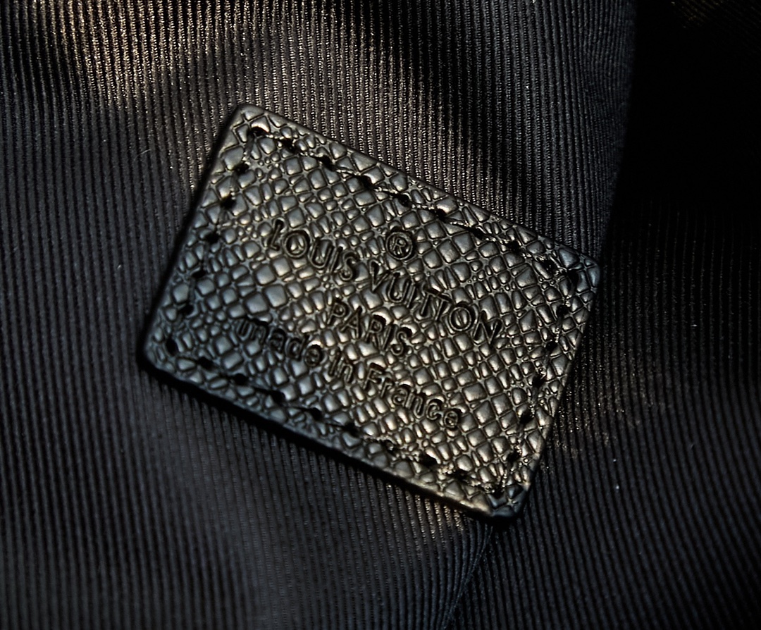 LV-Monogram canvas and Ta ï ga cowhide leather