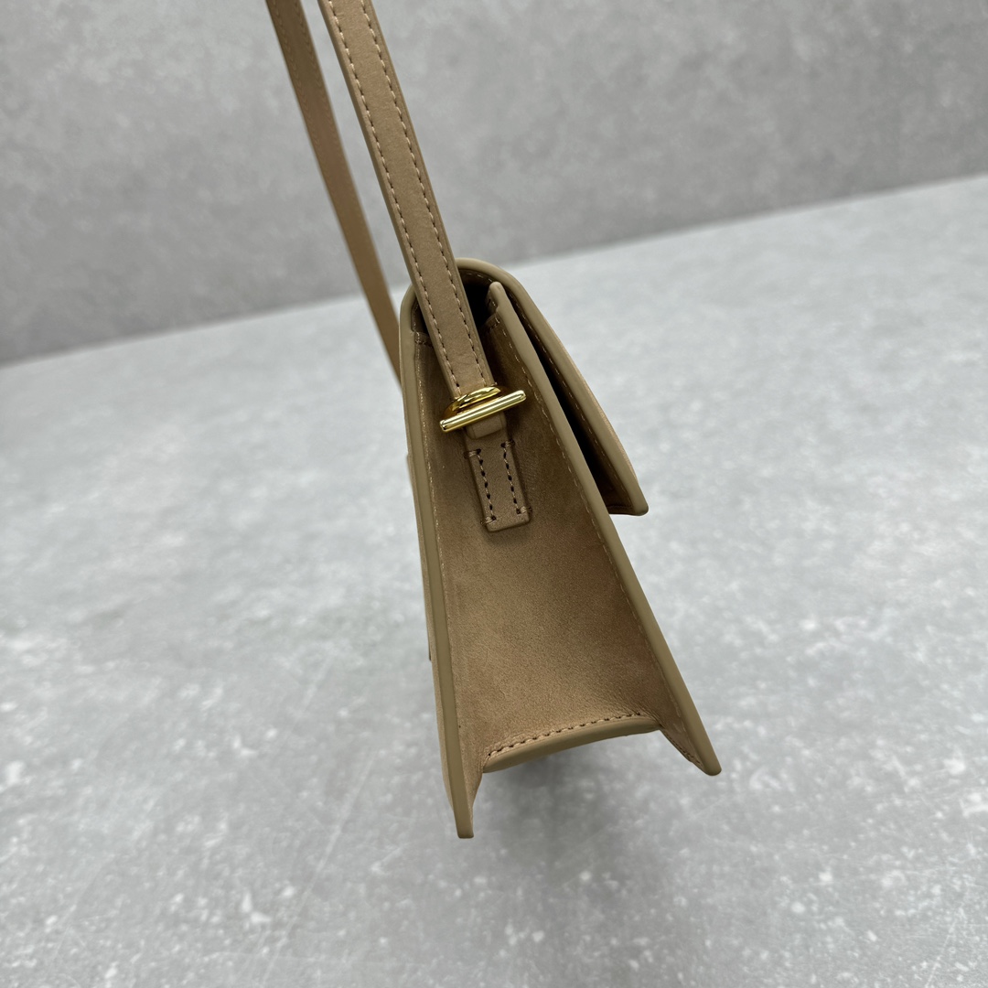 Jacquemu--New shoulder hand-held armpit bag with frosted apricot