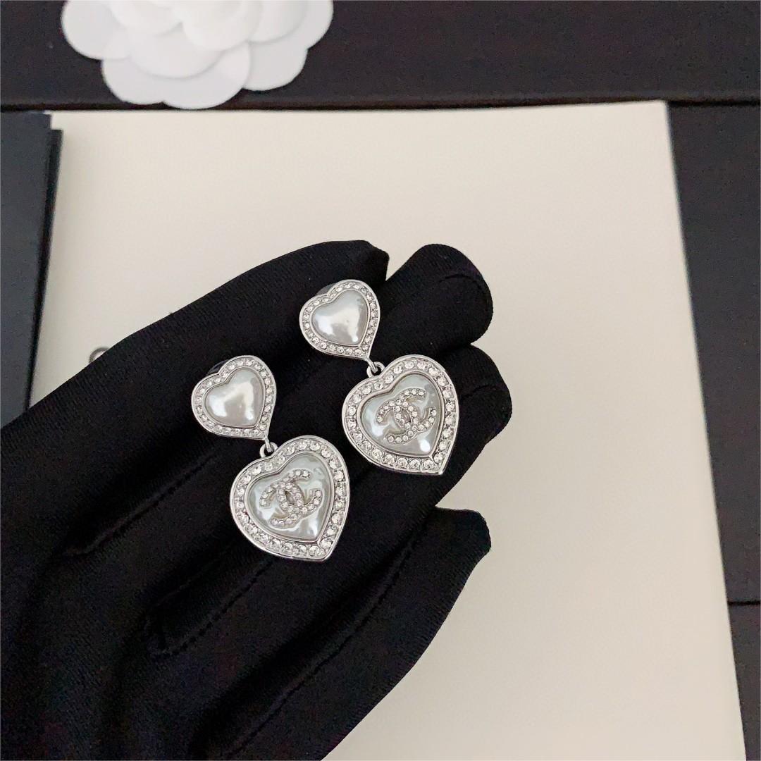 Chanel-White gold heart-shaped pearl earrings