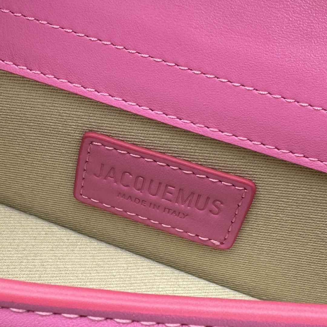Jacquemus-Bamnino's new pink crossbody bag