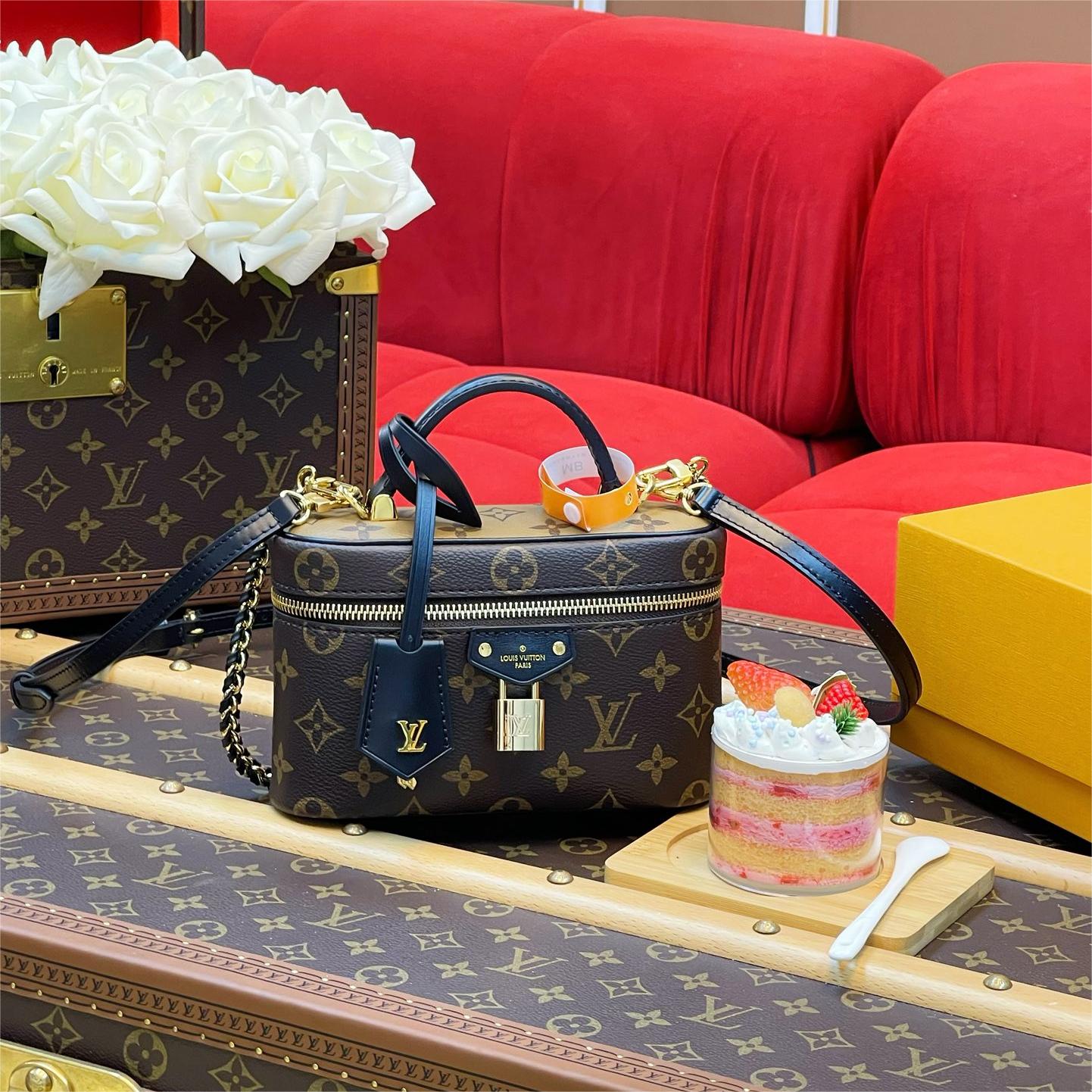 LV-vanity chain pouch