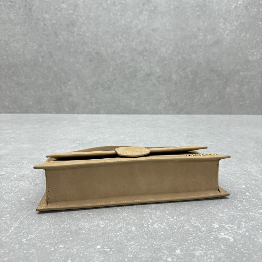 Jacquemu--New shoulder hand-held armpit bag with frosted apricot