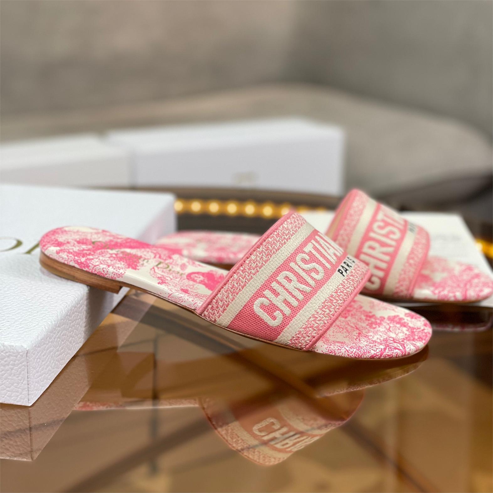 Dior-One line embroidery flat bottom