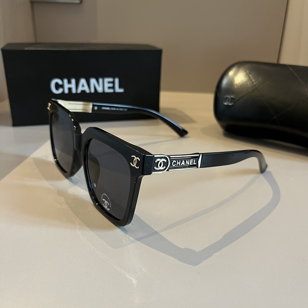 Chanel-generous framed Sunglasses
