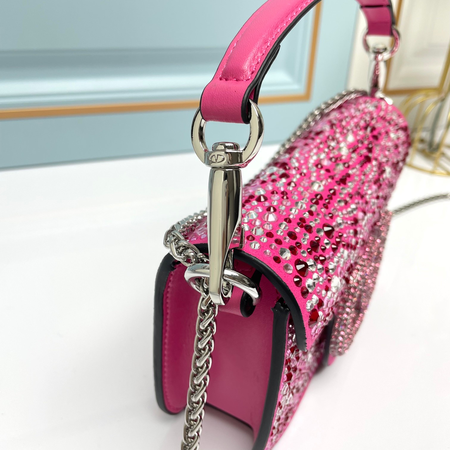 Valentino-Mini locò vlogo signature